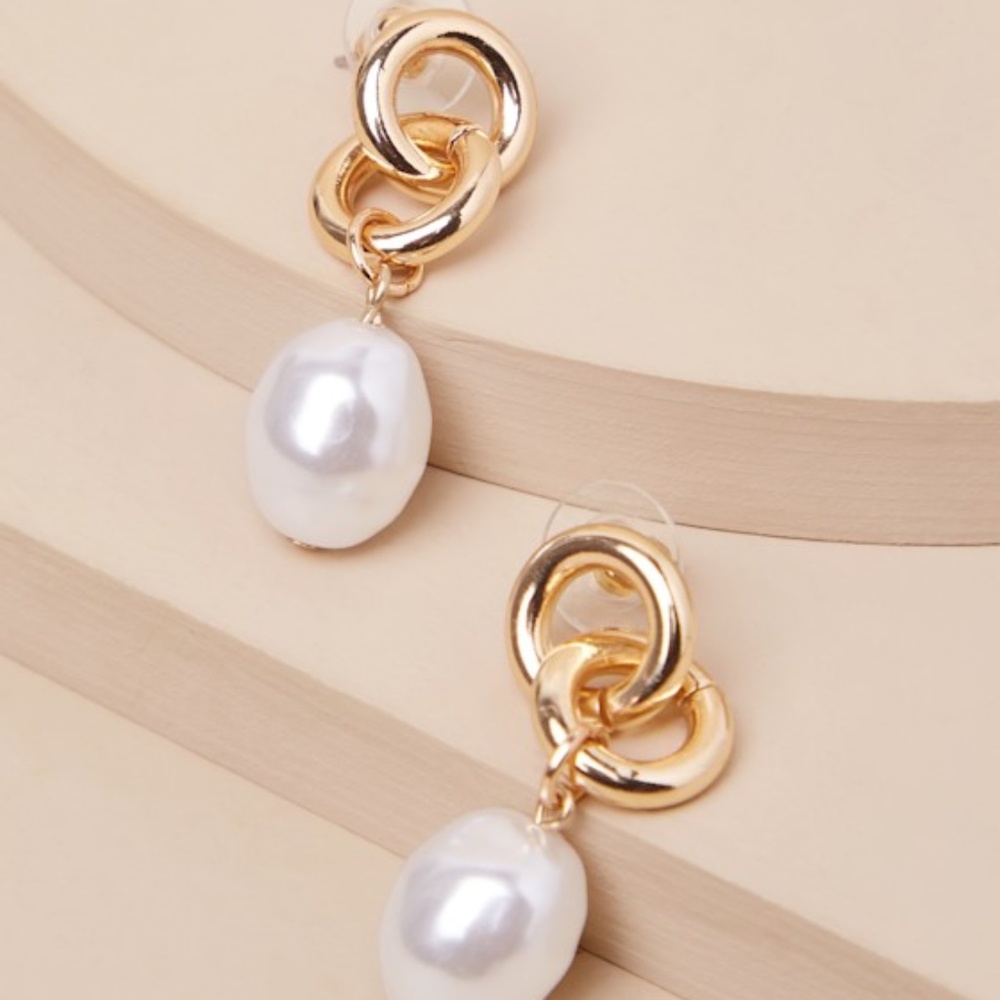 Lulus Deluxe Glamour Gold Pearl Charm Interlocking Earrings - Size One Size